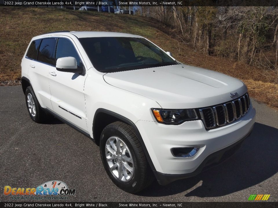 2022 Jeep Grand Cherokee Laredo 4x4 Bright White / Black Photo #4