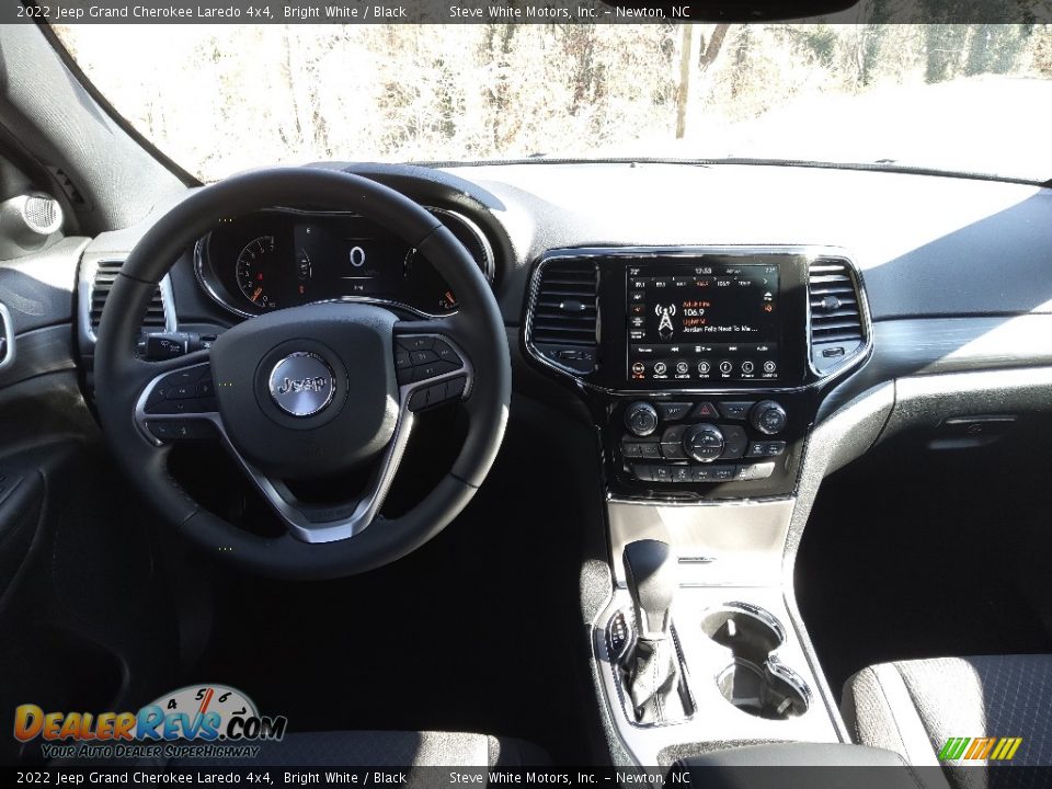 2022 Jeep Grand Cherokee Laredo 4x4 Bright White / Black Photo #18