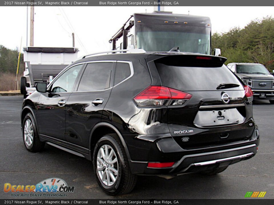 2017 Nissan Rogue SV Magnetic Black / Charcoal Photo #3