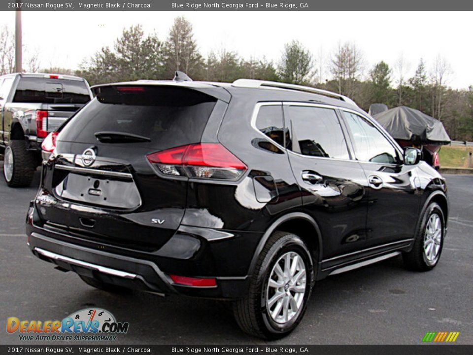 Magnetic Black 2017 Nissan Rogue SV Photo #5