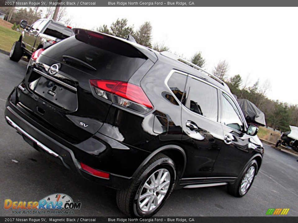 2017 Nissan Rogue SV Magnetic Black / Charcoal Photo #26