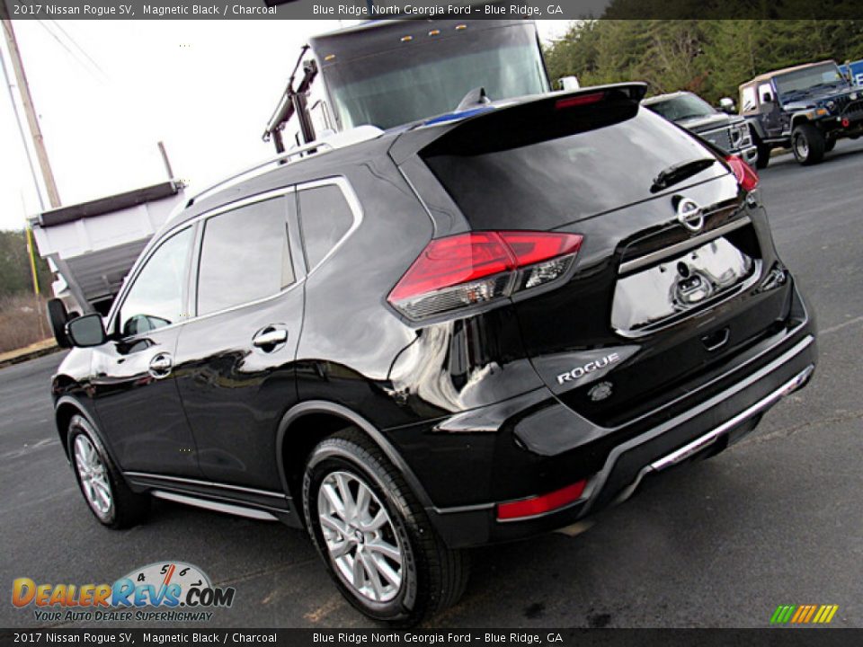 2017 Nissan Rogue SV Magnetic Black / Charcoal Photo #27