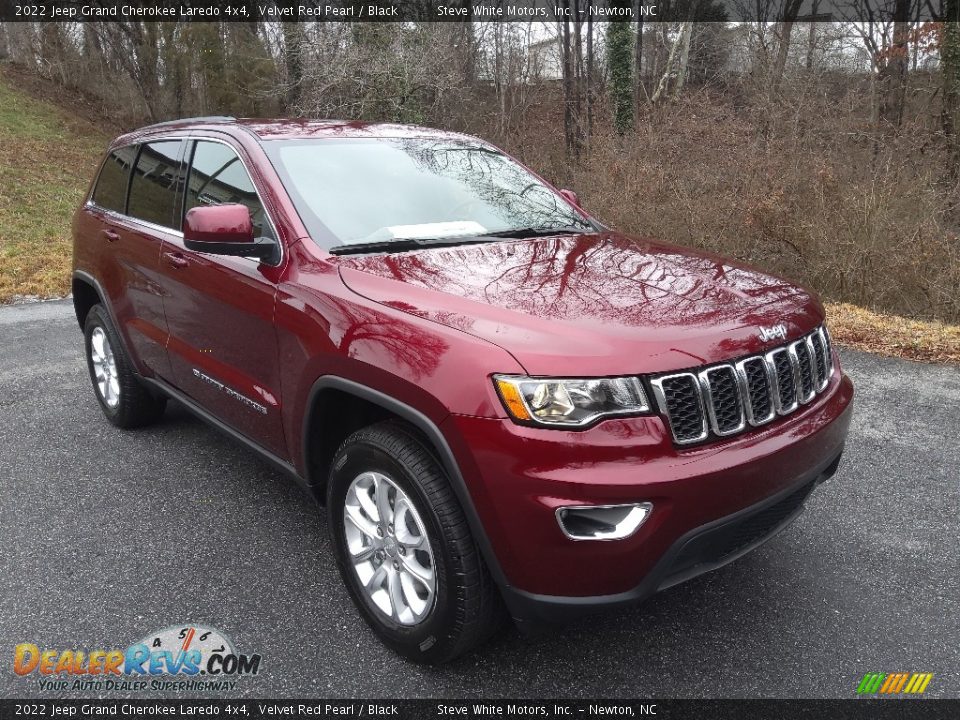 Front 3/4 View of 2022 Jeep Grand Cherokee Laredo 4x4 Photo #4