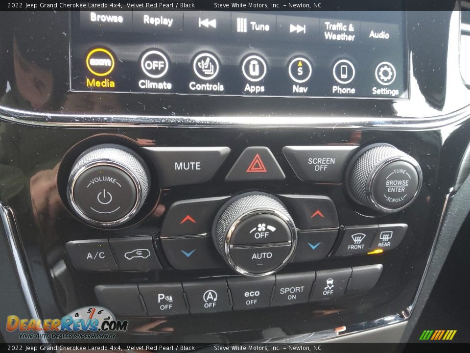 Controls of 2022 Jeep Grand Cherokee Laredo 4x4 Photo #27