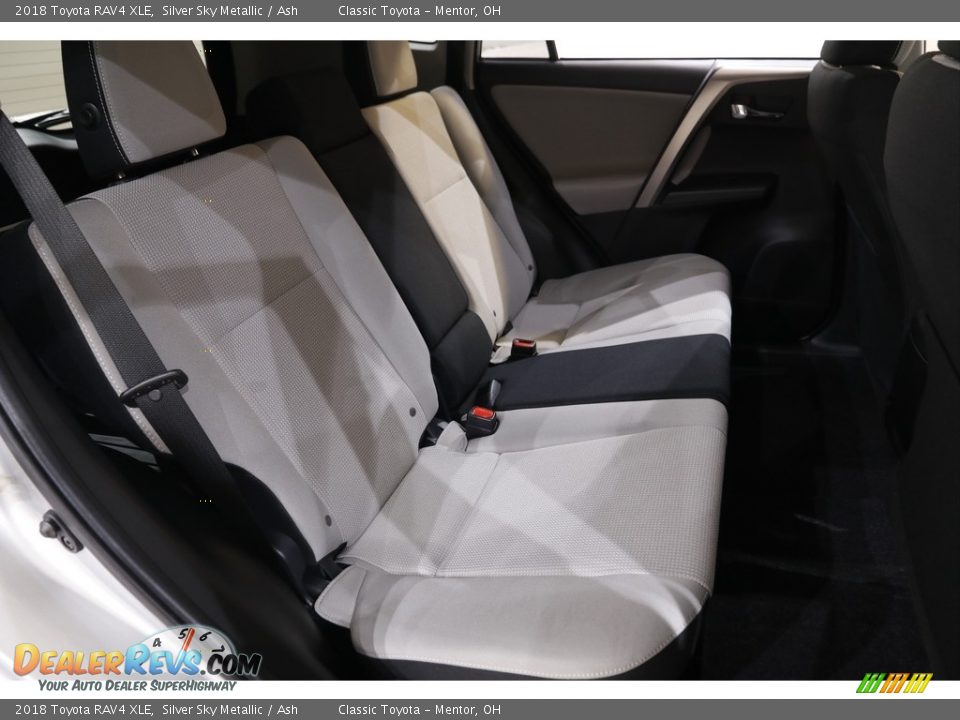 2018 Toyota RAV4 XLE Silver Sky Metallic / Ash Photo #15