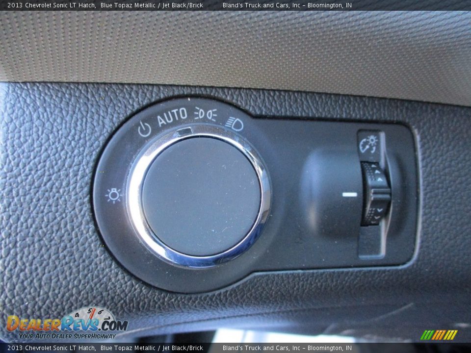 Controls of 2013 Chevrolet Sonic LT Hatch Photo #11