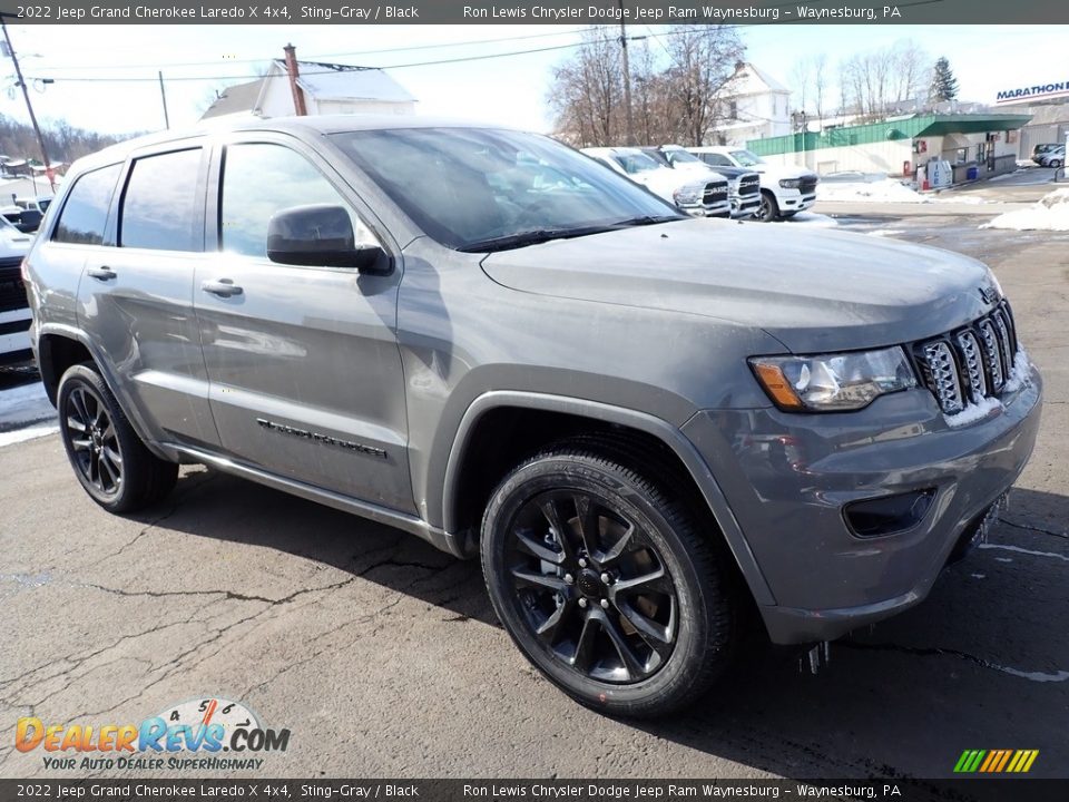 Front 3/4 View of 2022 Jeep Grand Cherokee Laredo X 4x4 Photo #8