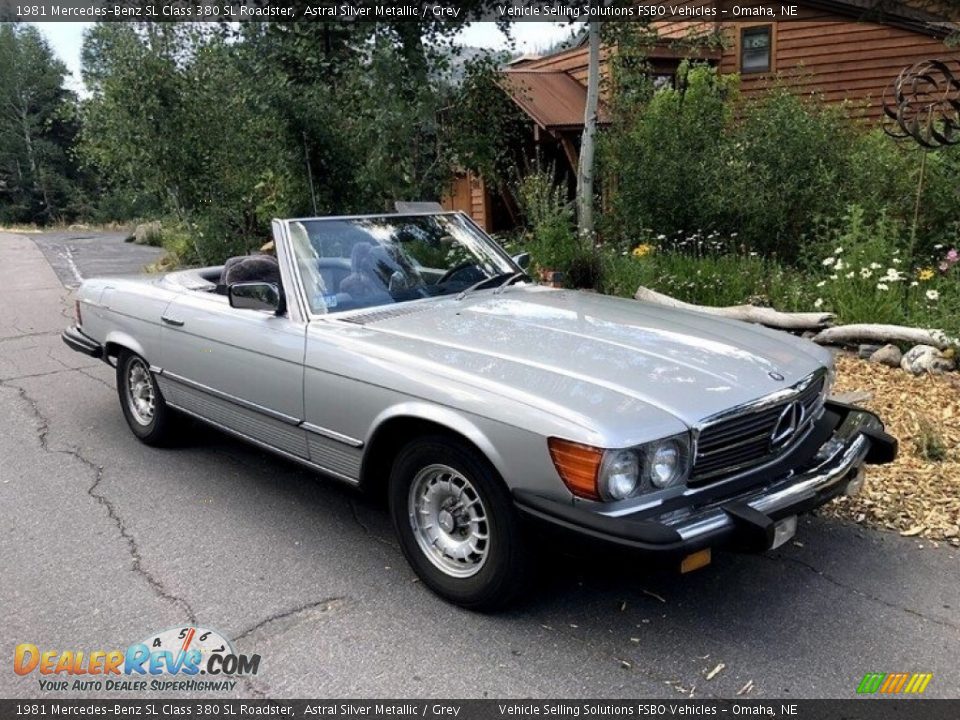 Front 3/4 View of 1981 Mercedes-Benz SL Class 380 SL Roadster Photo #8