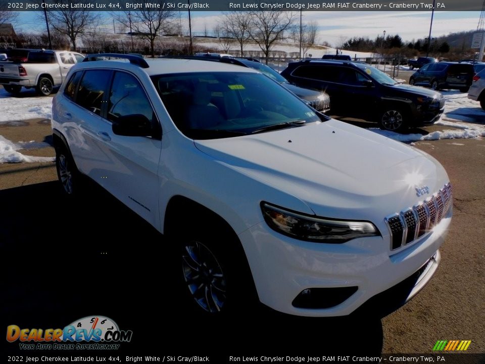 Front 3/4 View of 2022 Jeep Cherokee Latitude Lux 4x4 Photo #3