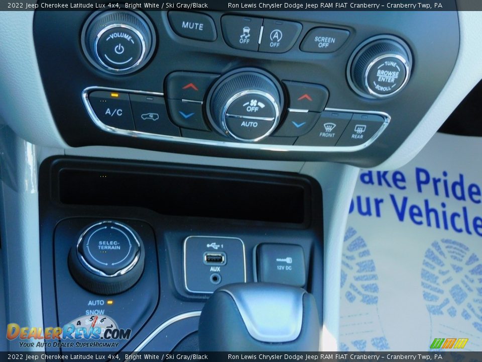 Controls of 2022 Jeep Cherokee Latitude Lux 4x4 Photo #18