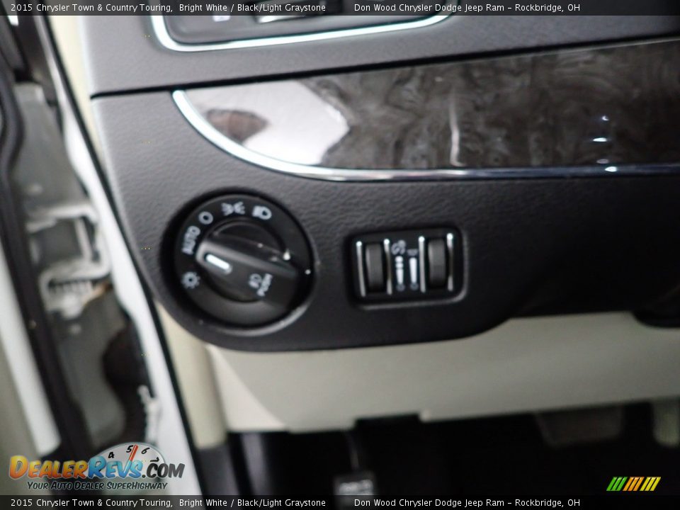 2015 Chrysler Town & Country Touring Bright White / Black/Light Graystone Photo #19