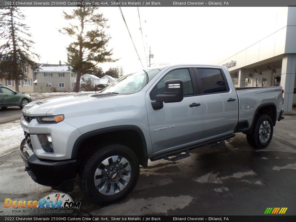 Front 3/4 View of 2022 Chevrolet Silverado 2500HD Custom Crew Cab 4x4 Photo #1