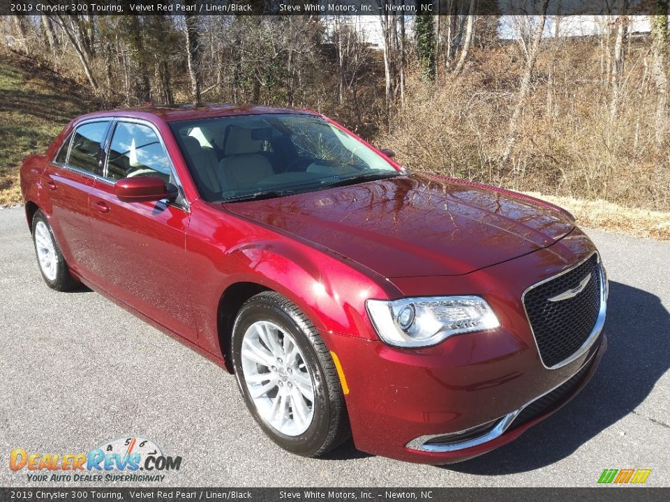 2019 Chrysler 300 Touring Velvet Red Pearl / Linen/Black Photo #4