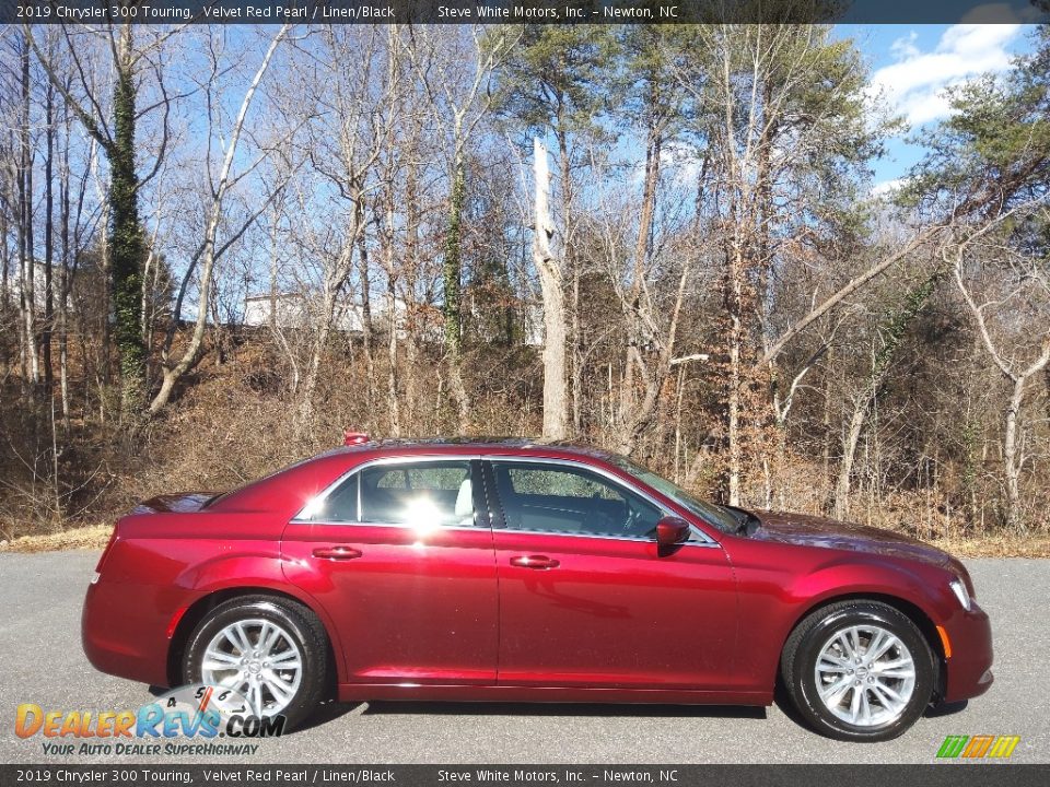 2019 Chrysler 300 Touring Velvet Red Pearl / Linen/Black Photo #6