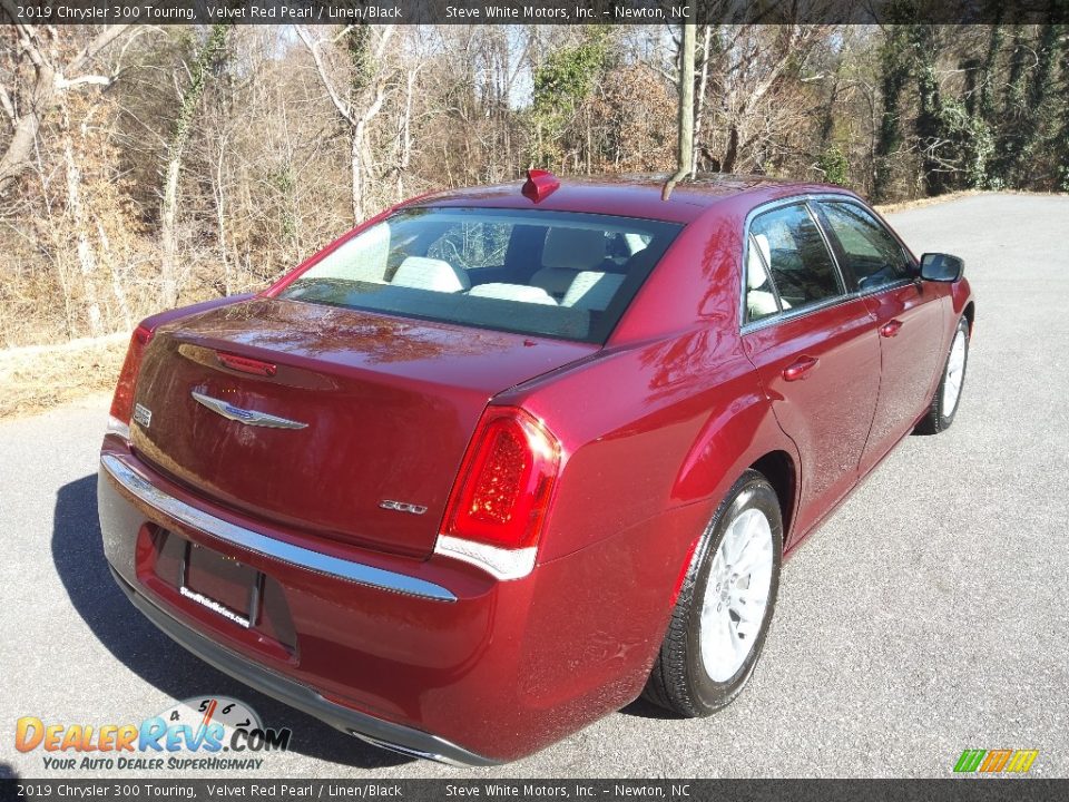 2019 Chrysler 300 Touring Velvet Red Pearl / Linen/Black Photo #7