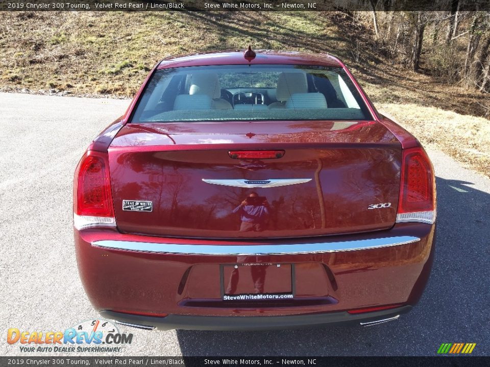 2019 Chrysler 300 Touring Velvet Red Pearl / Linen/Black Photo #8