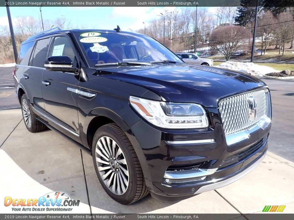 Front 3/4 View of 2019 Lincoln Navigator Reserve 4x4 Photo #8