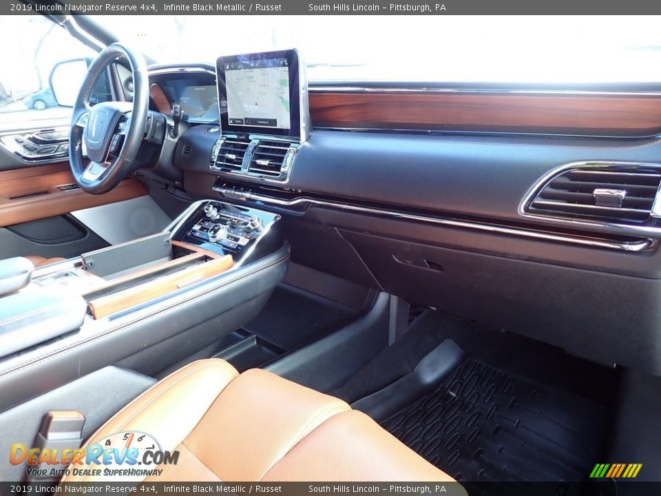 Front Seat of 2019 Lincoln Navigator Reserve 4x4 Photo #12