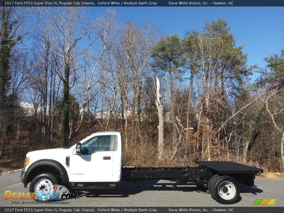 2017 Ford F550 Super Duty XL Regular Cab Chassis Oxford White / Medium Earth Gray Photo #1