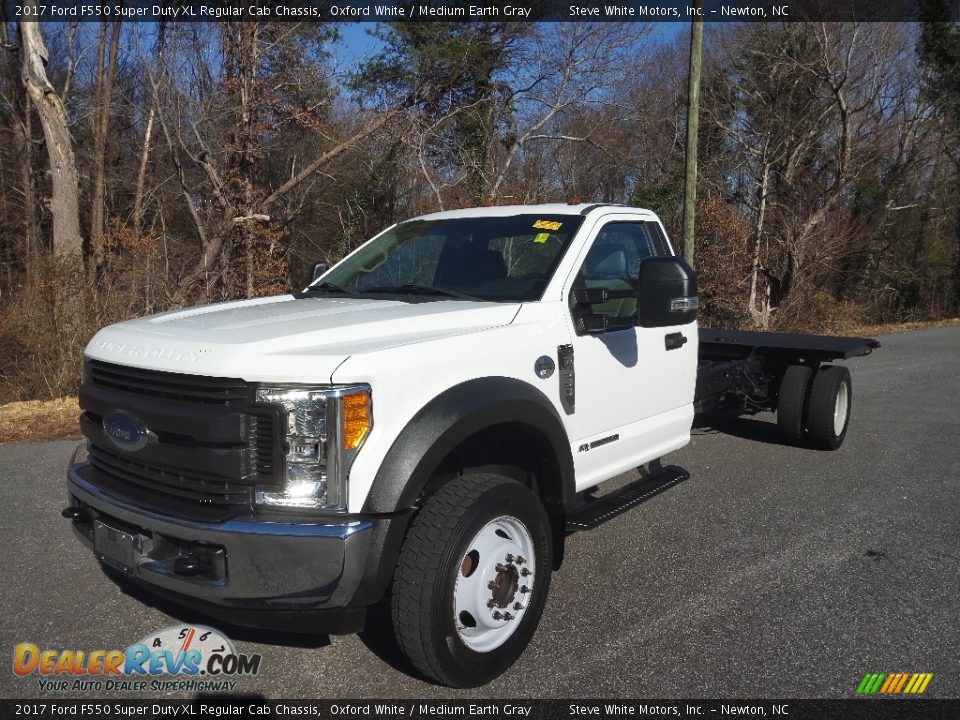 2017 Ford F550 Super Duty XL Regular Cab Chassis Oxford White / Medium Earth Gray Photo #2