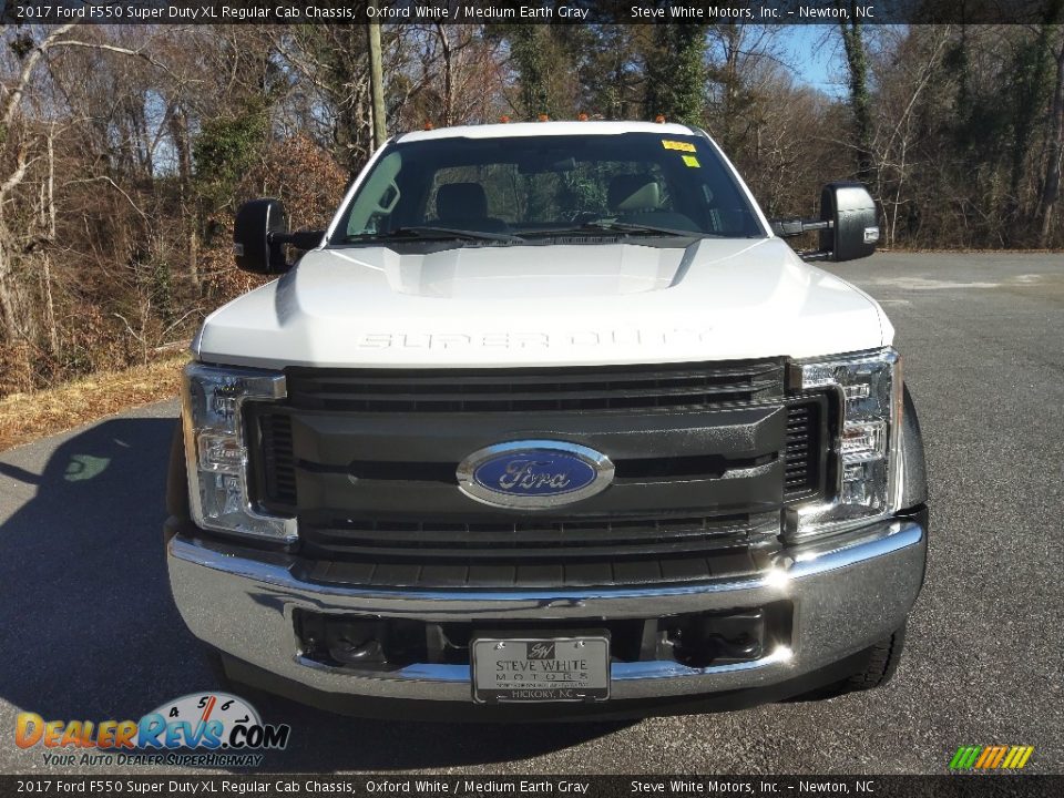 2017 Ford F550 Super Duty XL Regular Cab Chassis Oxford White / Medium Earth Gray Photo #3