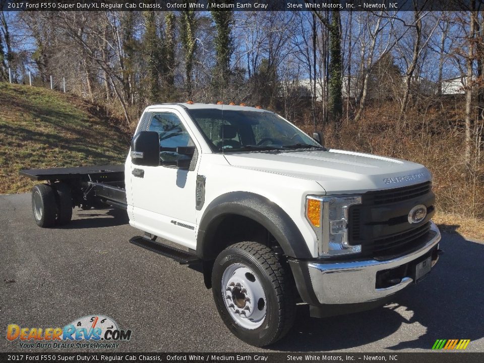 2017 Ford F550 Super Duty XL Regular Cab Chassis Oxford White / Medium Earth Gray Photo #4