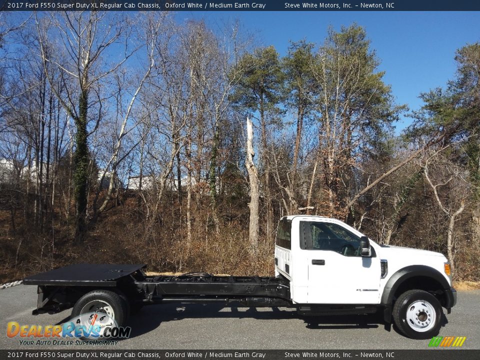 2017 Ford F550 Super Duty XL Regular Cab Chassis Oxford White / Medium Earth Gray Photo #5