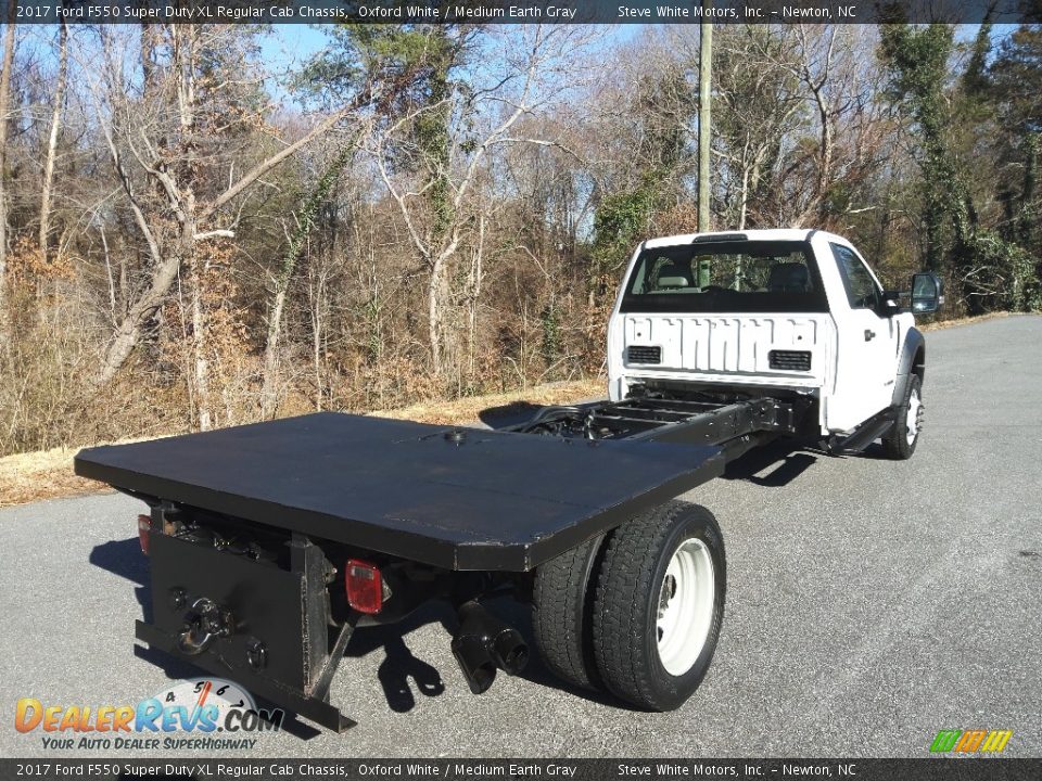 2017 Ford F550 Super Duty XL Regular Cab Chassis Oxford White / Medium Earth Gray Photo #6