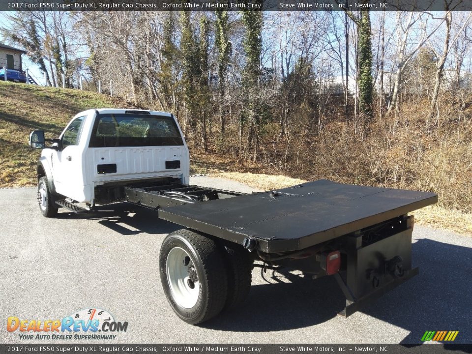 2017 Ford F550 Super Duty XL Regular Cab Chassis Oxford White / Medium Earth Gray Photo #8