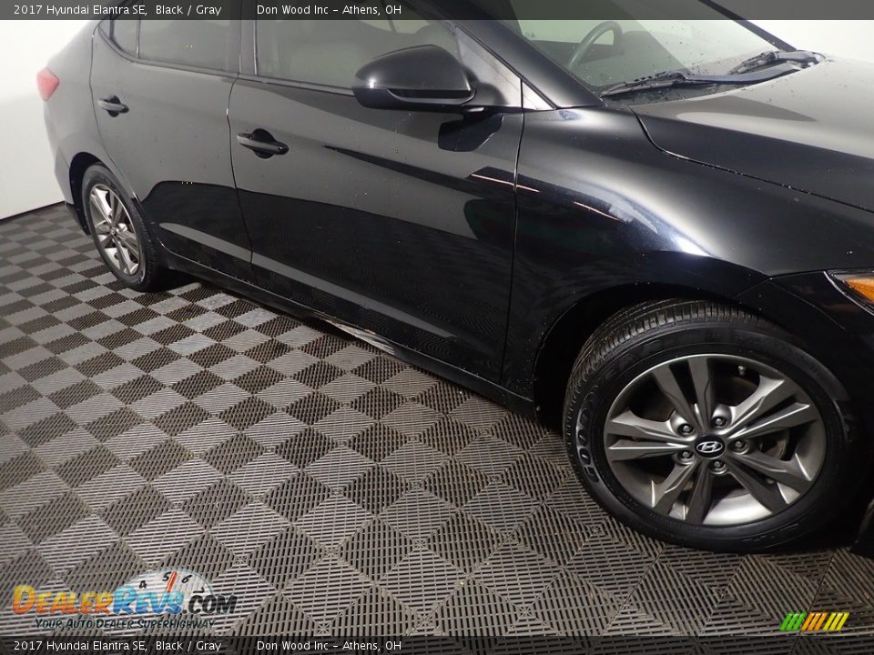 2017 Hyundai Elantra SE Black / Gray Photo #4