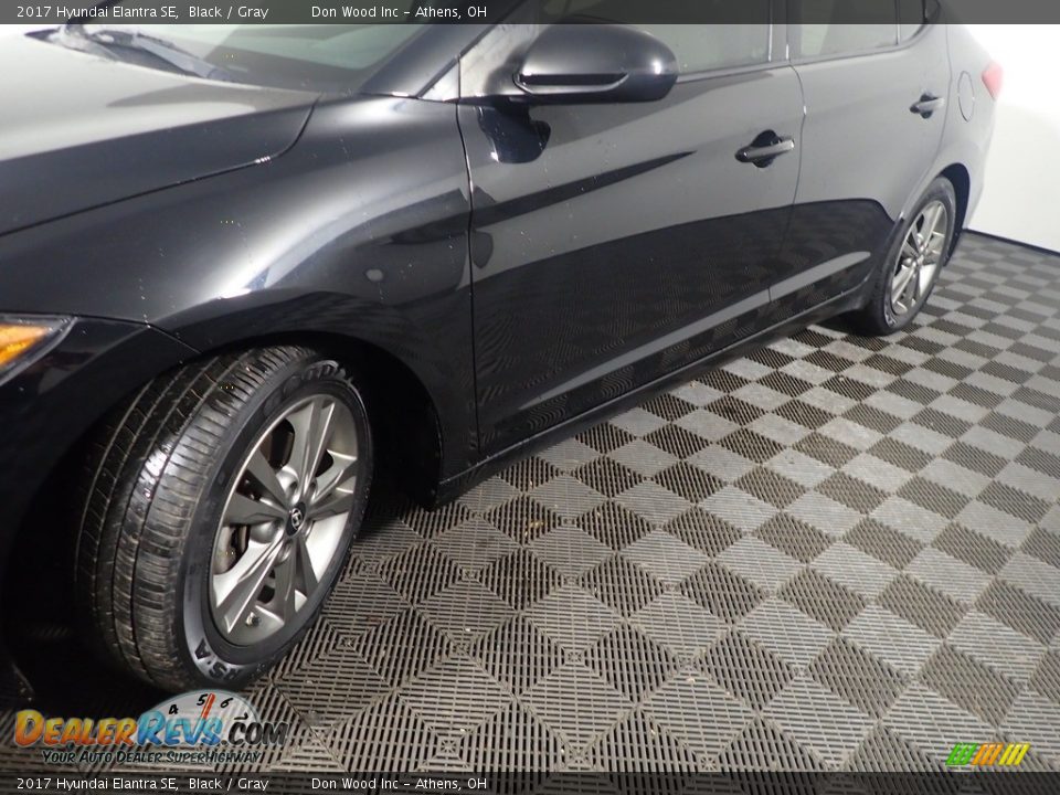 2017 Hyundai Elantra SE Black / Gray Photo #10