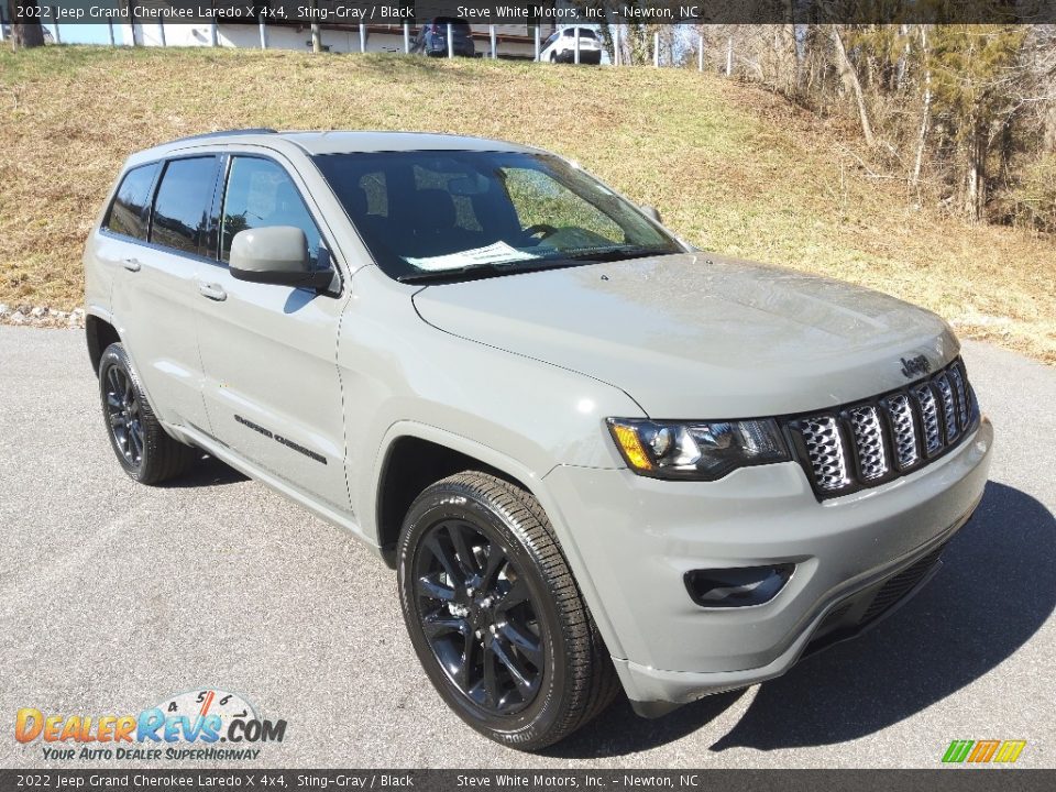 Front 3/4 View of 2022 Jeep Grand Cherokee Laredo X 4x4 Photo #4