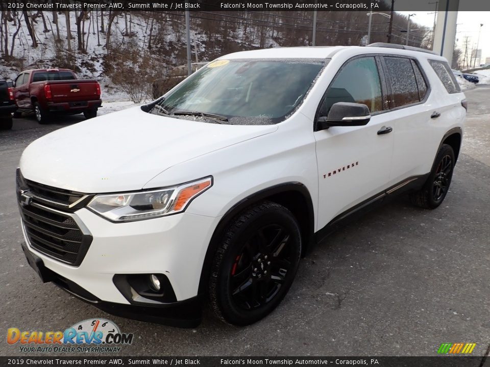 Front 3/4 View of 2019 Chevrolet Traverse Premier AWD Photo #7