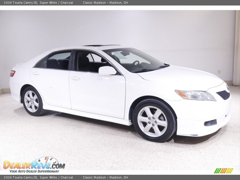 2009 Toyota Camry SE Super White / Charcoal Photo #1