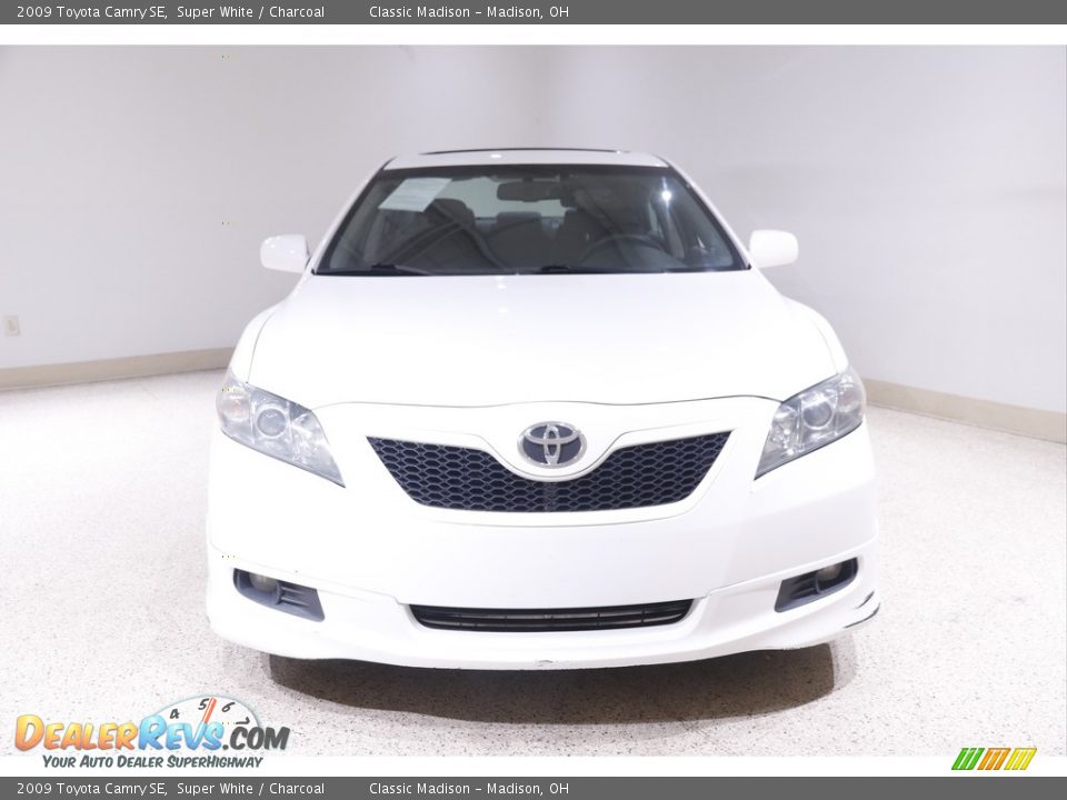 2009 Toyota Camry SE Super White / Charcoal Photo #2