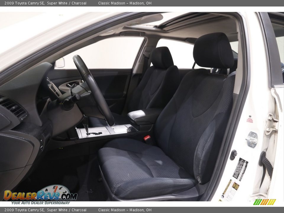2009 Toyota Camry SE Super White / Charcoal Photo #5