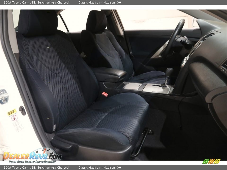2009 Toyota Camry SE Super White / Charcoal Photo #16