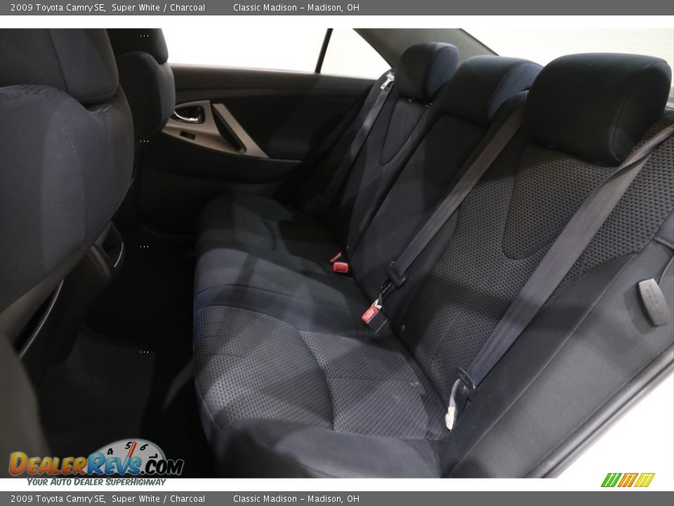 2009 Toyota Camry SE Super White / Charcoal Photo #18