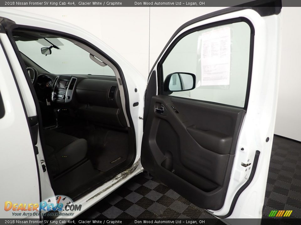 2018 Nissan Frontier SV King Cab 4x4 Glacier White / Graphite Photo #27