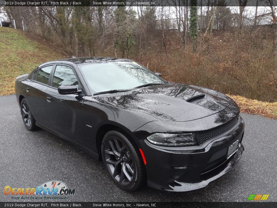 Front 3/4 View of 2019 Dodge Charger R/T Photo #5