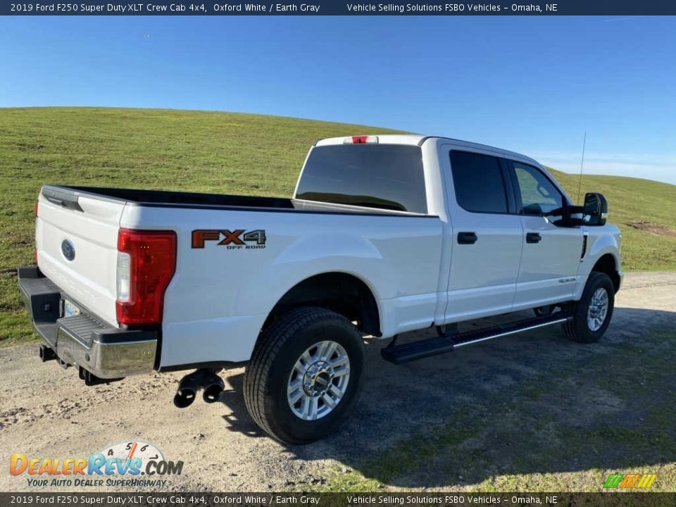 2019 Ford F250 Super Duty XLT Crew Cab 4x4 Oxford White / Earth Gray Photo #2