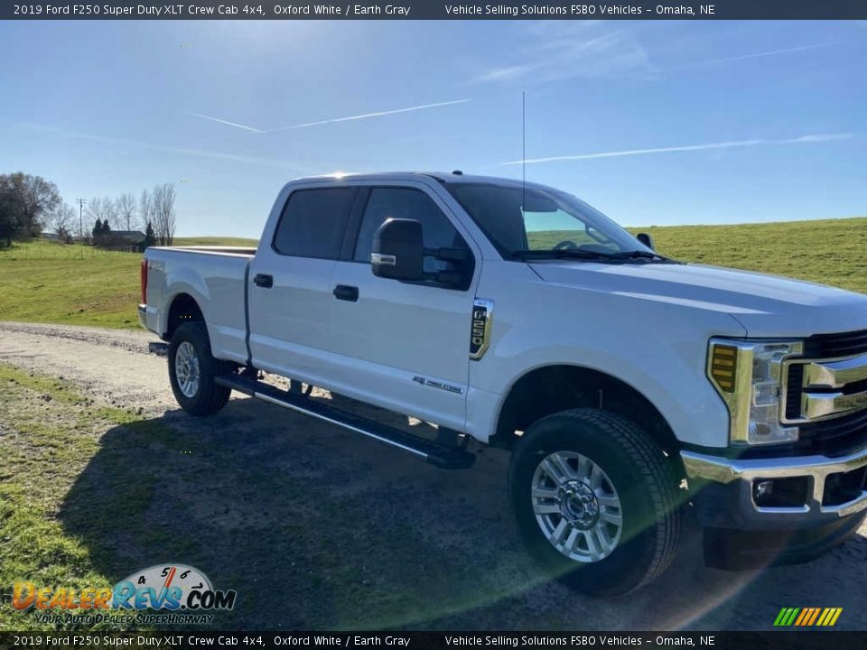 2019 Ford F250 Super Duty XLT Crew Cab 4x4 Oxford White / Earth Gray Photo #3