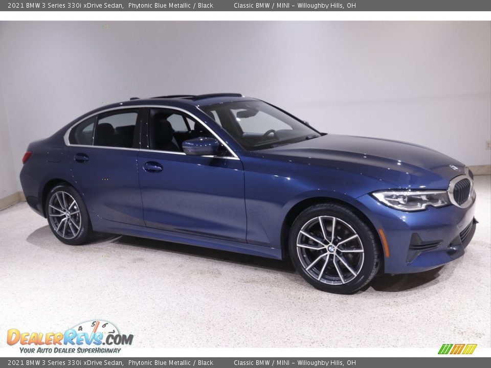 Front 3/4 View of 2021 BMW 3 Series 330i xDrive Sedan Photo #1