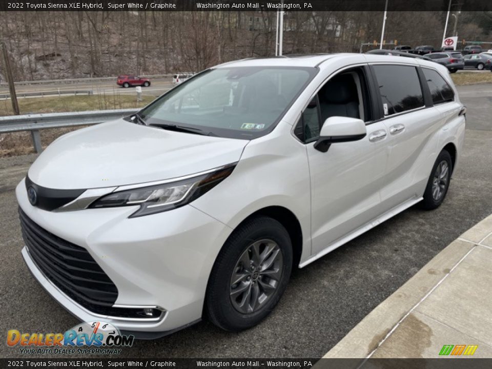 Front 3/4 View of 2022 Toyota Sienna XLE Hybrid Photo #7