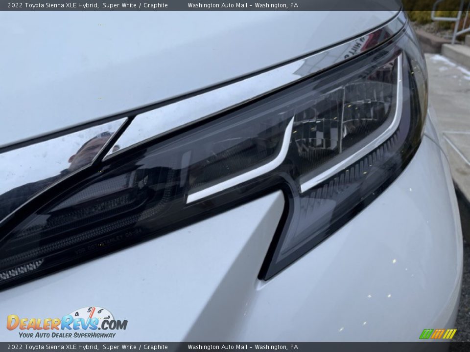 2022 Toyota Sienna XLE Hybrid Super White / Graphite Photo #30