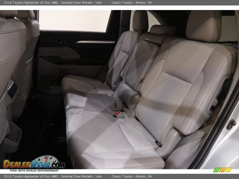 2019 Toyota Highlander LE Plus AWD Celestial Silver Metallic / Ash Photo #16