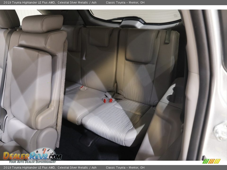 2019 Toyota Highlander LE Plus AWD Celestial Silver Metallic / Ash Photo #17