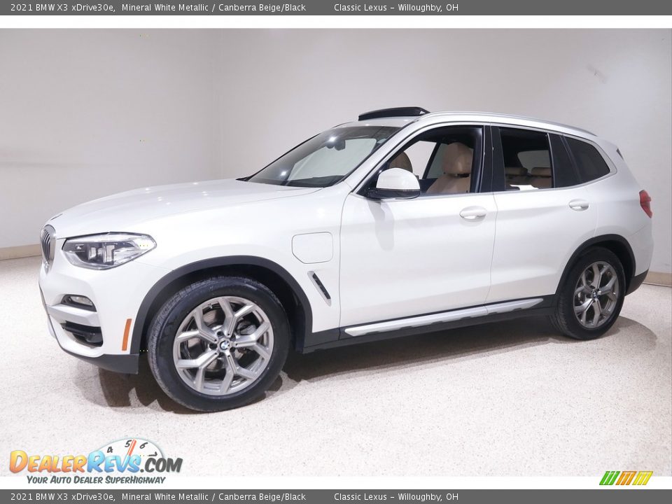 Front 3/4 View of 2021 BMW X3 xDrive30e Photo #3