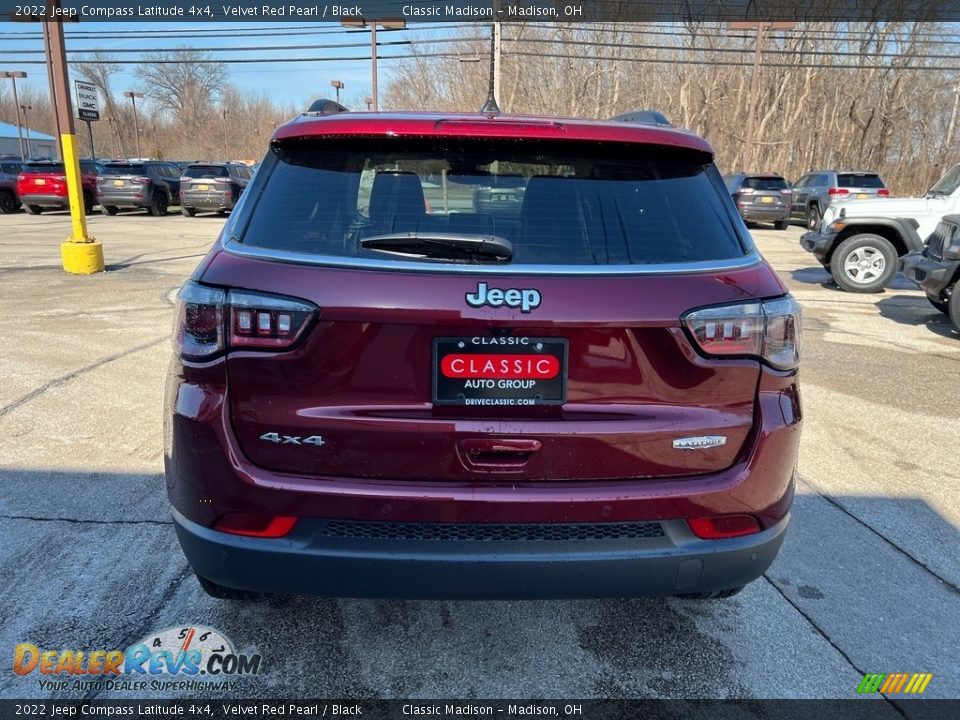 2022 Jeep Compass Latitude 4x4 Velvet Red Pearl / Black Photo #10