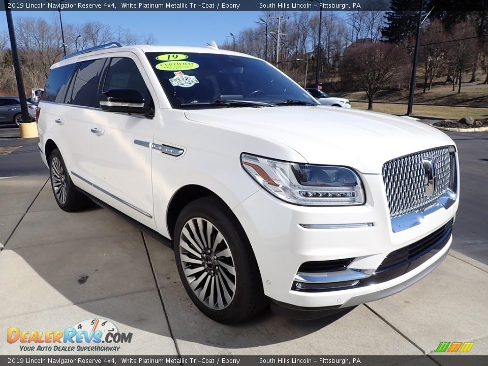 Front 3/4 View of 2019 Lincoln Navigator Reserve 4x4 Photo #8